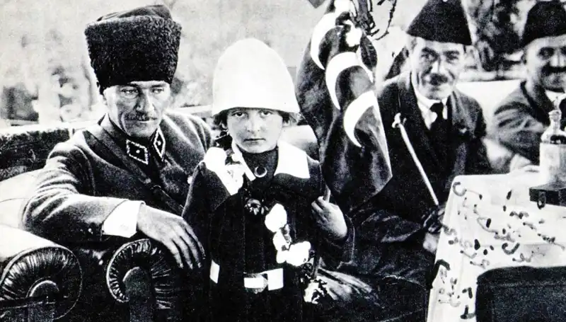 Unutulmaz Fotoğrafın Arkasındaki Gizemli Bayram: O Şapkanın Hikayesi