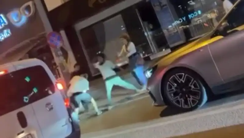 Cadde Boks Ringine Döndü: Strada'da Yumruklar Havada Uçuştu!
