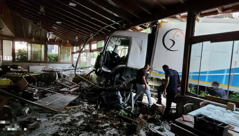 Freni Boşalan Kamyon Restorana Girdi: Can Pazarına Neden Oldu!