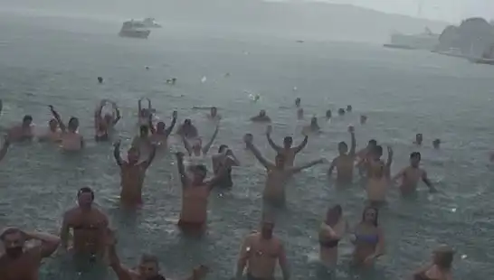İstanbul'da Beklenmedik Yaz Havası: Yağmura Rağmen Bebek'te Denize Girenler