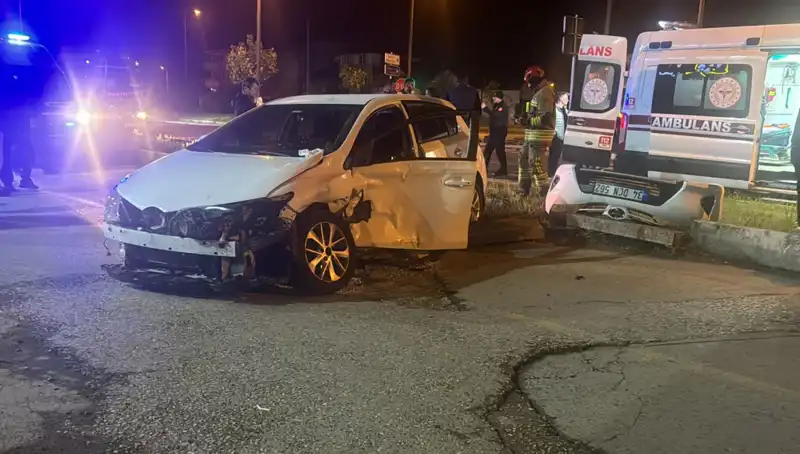 Pikap ve Otomobil Çarpıştı: Kaza Anı Ve Sonrası Gözler Önünde!