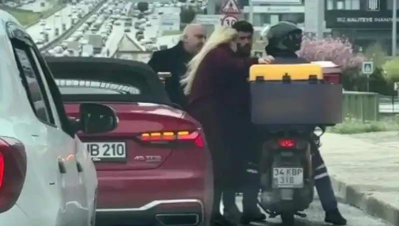 D-100'de Gergin Anlar: Motokuryeye Silah Çeken Şahıs Yakalandı