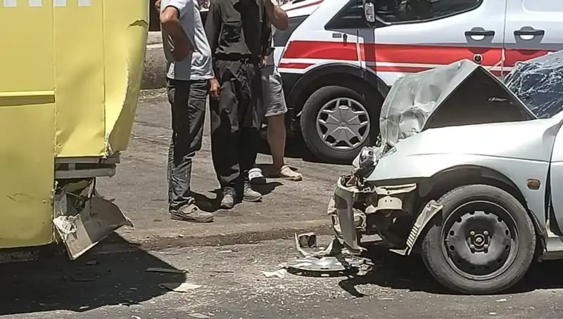 Halk Otobüsü ile Araç Çarpıştı: İki Kişi Yaralandı!