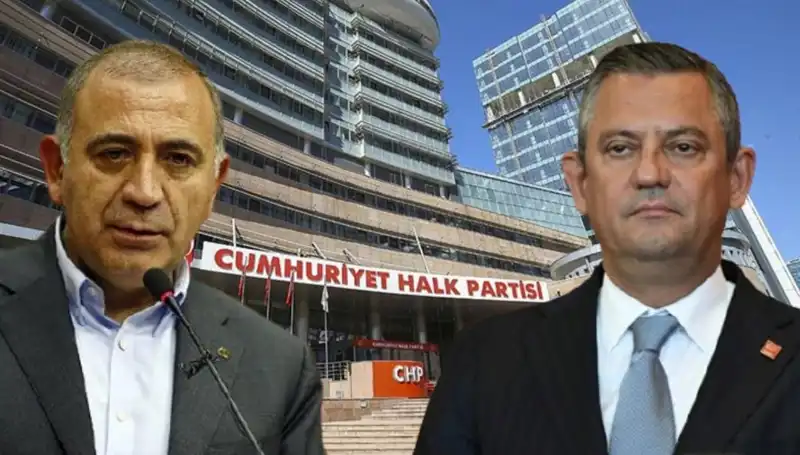 CHP Kuruluş Töreni: Özgür Özel ve Tekin'in Bir Araya Gelişi Heyecan Yarattı