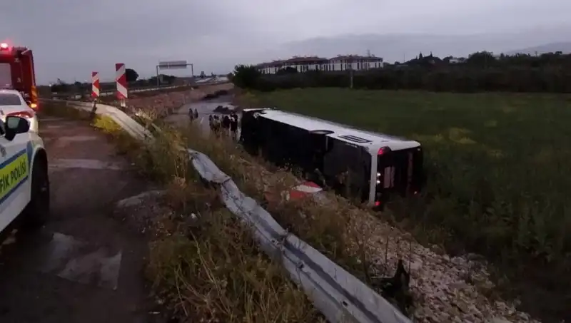 Manisa'da Feci Yolcu Otobüsü Kazası: Yaralılar Hastaneye Kaldırıldı