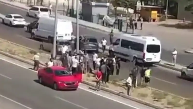 Yolun Karşısına Geçen Yayaya Otomobil Çarpması Olayı Şok Etti