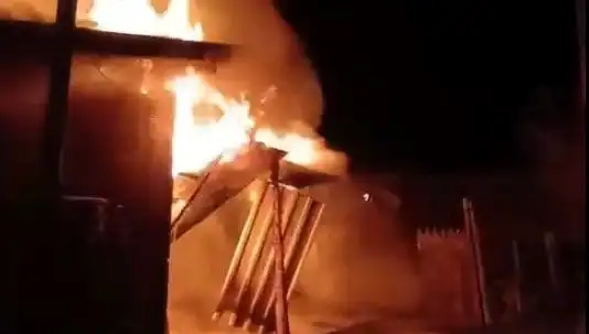 Karabük'te Yangın Faciası: İki Ev Kül Oldu, Vatandaşlar Panik İçinde