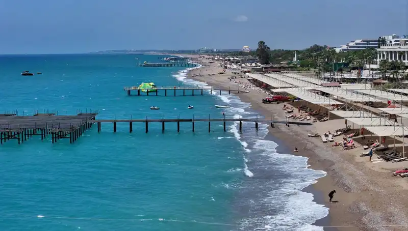 Antalya Sahillerinde Güneşli Havanın Yükselişi: Tatilcilerin Mutluluğu!