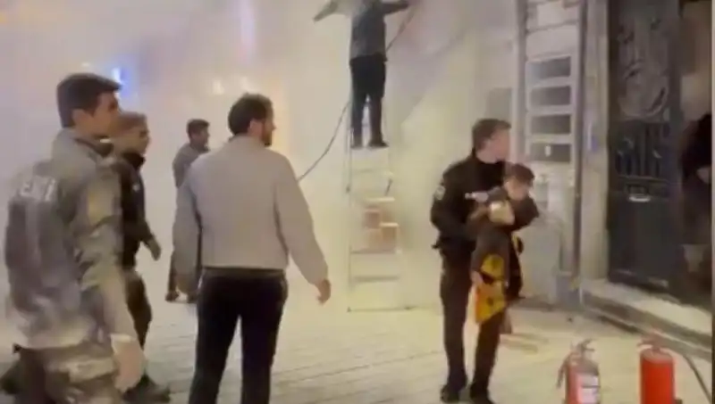 Beyoğlu'ndaki Büfede Yangın Korkuttu: Çocuk Mahsur Kaldı, Kahramanlar Kurtardı!