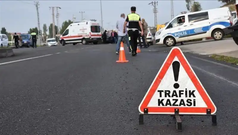 Antalya'da Otomobil Kanala Devrildi: Korkutan Kaza 2 Yaralı ile Sonuçlandı