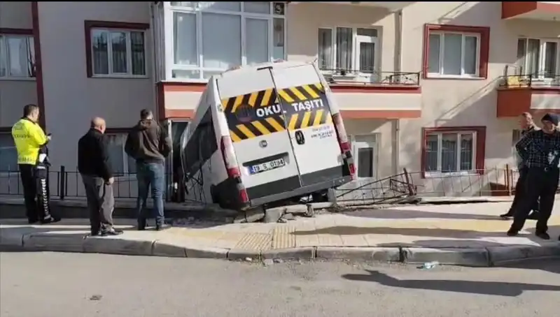 Okul Servisi Balkona Girdi: Yaralı Öğrenciler Hastaneye Kaldırıldı