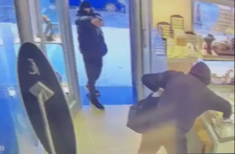 Ümraniye'de Maskeli Soygun Girişimi: Güvenlik Kameraları Her Anı Kaydetti