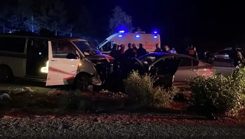 Ters Yön Faciası: İki Araç Kafa Kafaya Çarpıştı, Can Kaybı ve Yaralılar Var