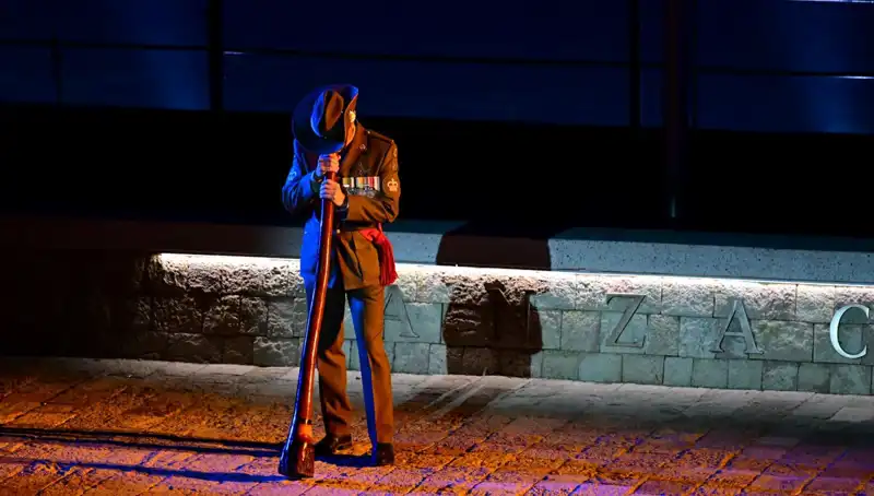 Anzak Koyu’nda Duygusal “Şafak Ayini”: Geçmişe Yolculuk