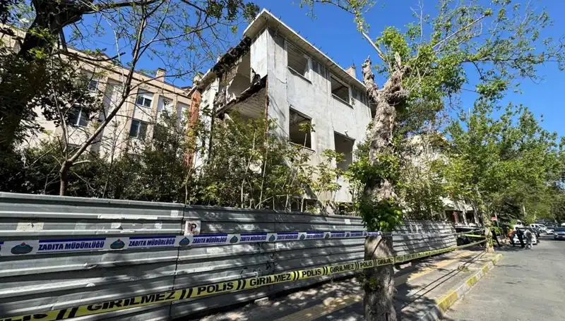 Bakırköy'deki Metruk Bina Depremle Kısmen Çöktü: Olay Anı ve Sonrasında Neler Oldu?