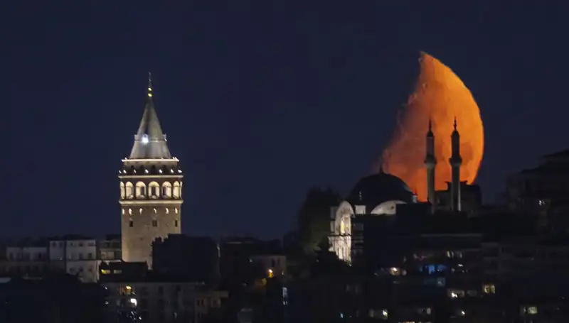 İstanbul’da Yarım Ay Işığında Romantik Anlar: Ne Anlama Geliyor?