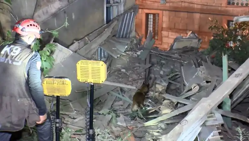 İstanbul'da Deprem Etkisiyle Çöken Bina, Acil Durumları Gözler Önüne Seriyor