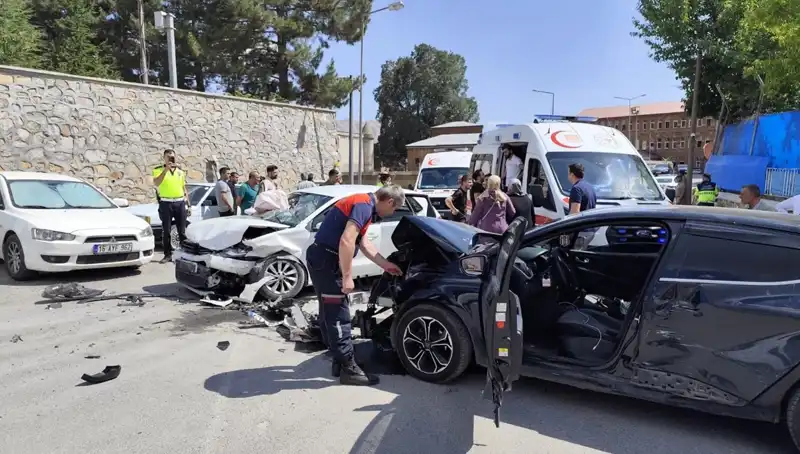Bitlis'te Otomobiller Çarpıştı: 10 Yaralı, Kaza Anı Görüntülendi