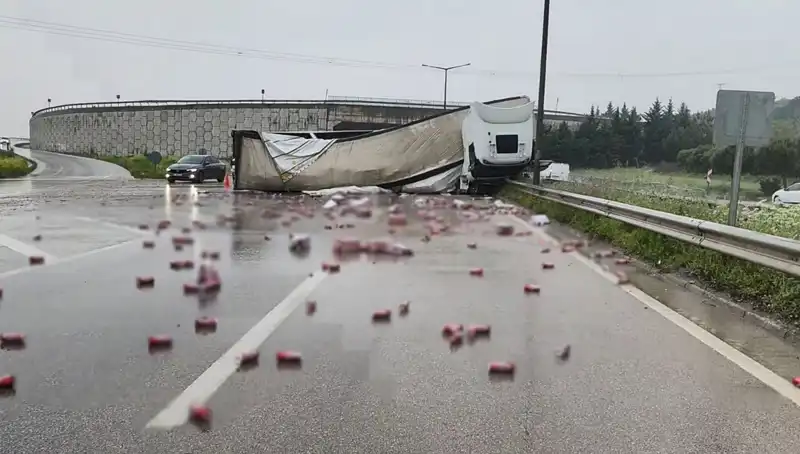 TIR Devrildi, Dört Çuval İçki Yola Saçıldı: Olayın Ayrıntıları