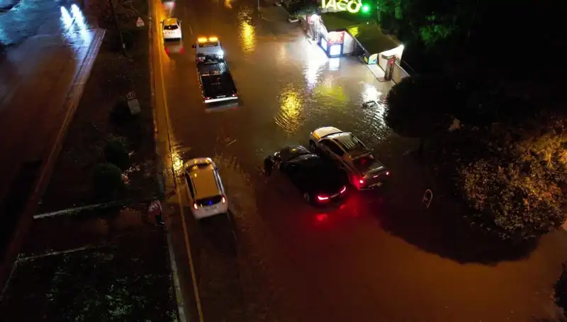 Adana'da Şiddetli Yağış: Cadde ve Sokaklar Su Altında Kaldı