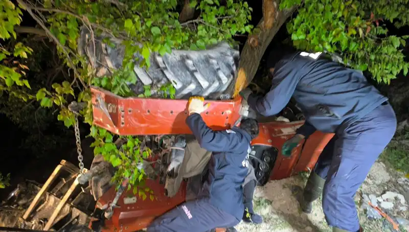Kontrollü Bir Araç Devrildi: Traktör Kazası Hayat Aldı mı?
