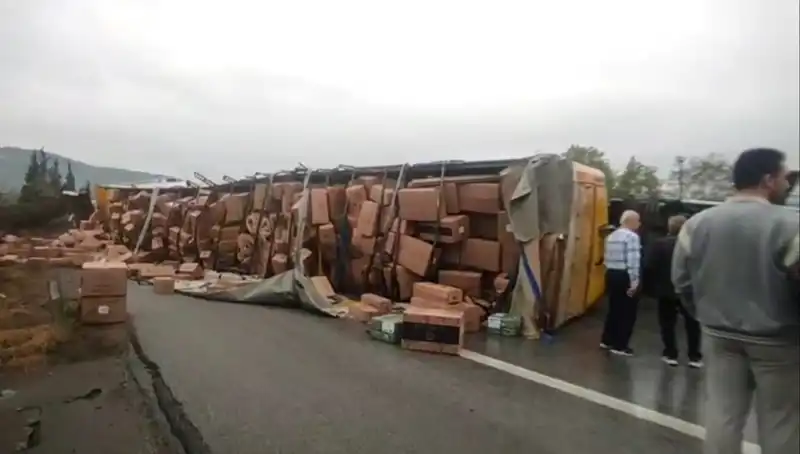 TEM Otoyolunda TIR Devrildi: Ankara Yönü Kapatıldı, Trafik Kaosa Dönüştü