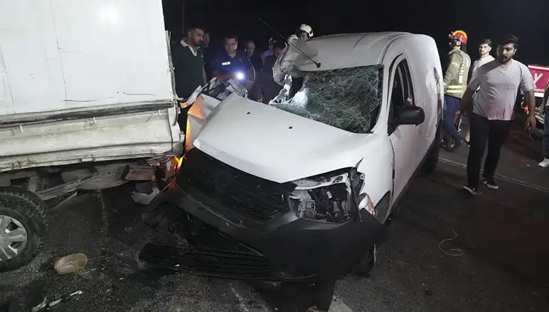 İstanbul’da Feci Kaza: Üç Kişi Yaralandı, Trafik Kilitlendi