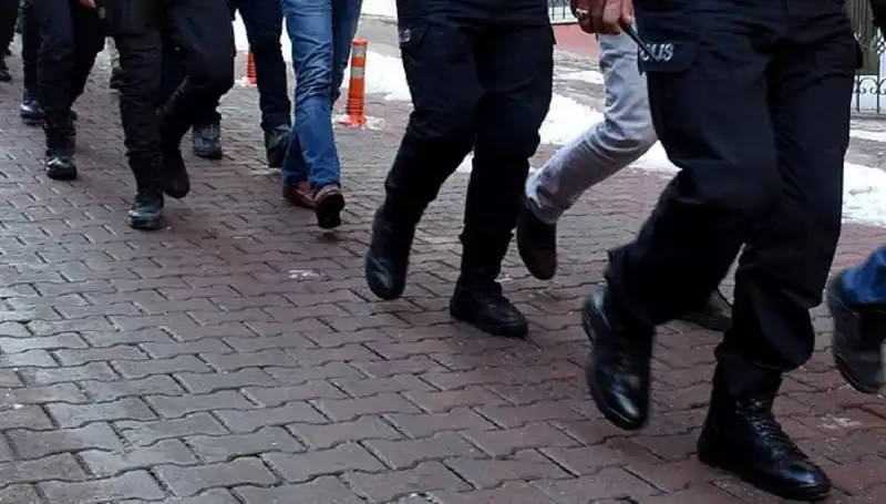 Antalya’da Silah Kaçakçılarına Yönelik Devlet Operasyonu: 15 Gözaltı!