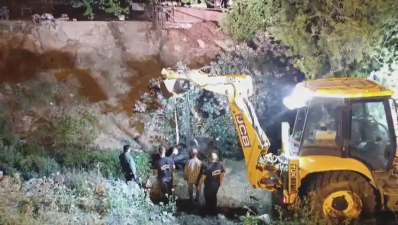 Hatay'da İneğin Kurtarılması İçin Zorlu Operasyon: Hayvanseverlerin Mücadelesi