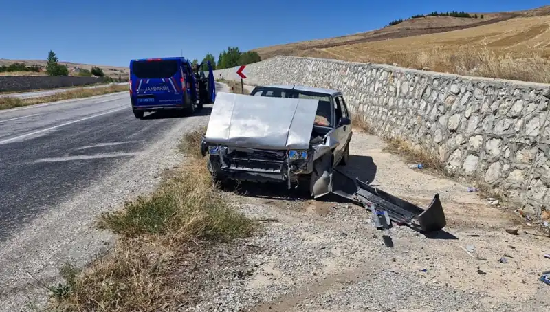 Kontrolden Çıkan Otomobil Duvara Çarptı: İki Yaralı, Olay Anı Gözler Önünde