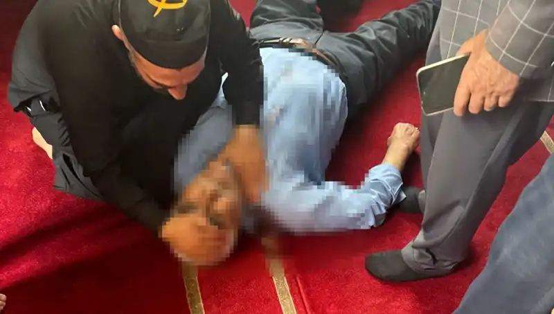Camide Namaz Kılarken Bıçaklı Saldırı! Olayın Ardındaki Sebepler Neler?