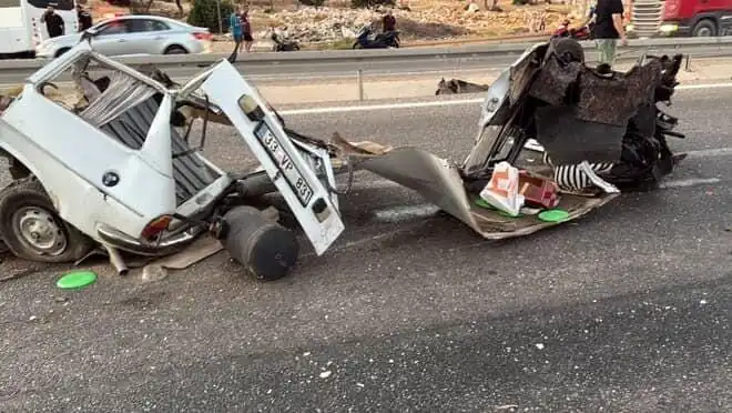 Bariyere Çarpan Araç Korkunç Kazada Hurda Yığınına Döndü: 1 Ölü, 1 Yaralı