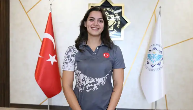 Altın Madalya Kazanan Esra, Dünya Şampiyonasına Göz Korkutuyor
