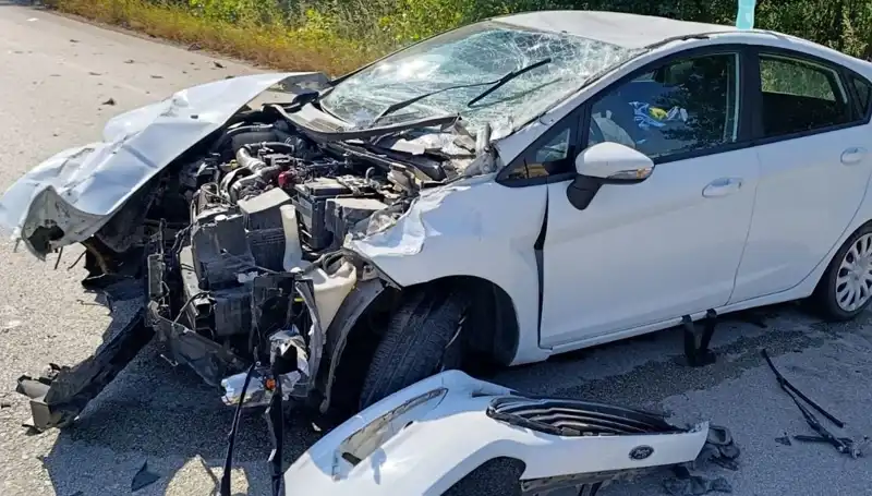 Çanakkale'de Trafik Kazası: İki Kişi Yaralandı, Olay Yeri Gerilim Dolu Anlarla Dolu!