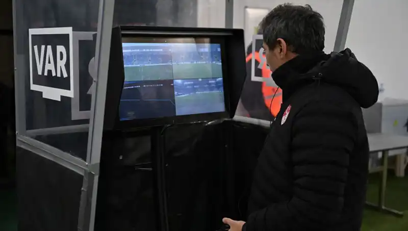 Beşiktaş ile Gaziantep FK Maçında Alman VAR Hakemi Dikkat Çekiyor