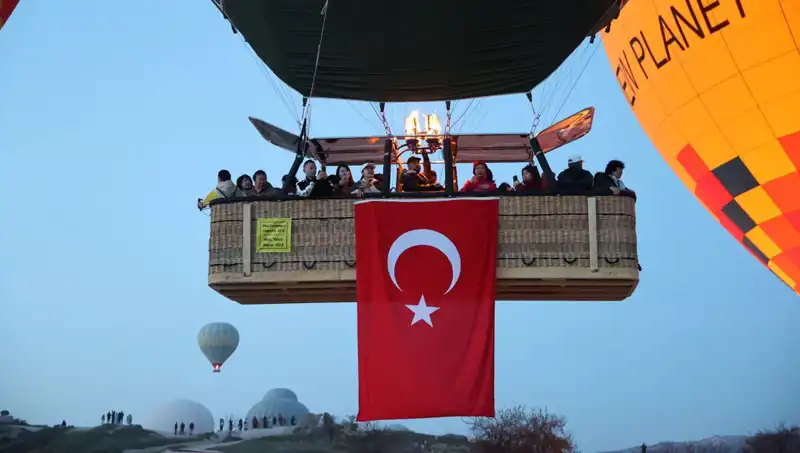 Kapadokya'da 23 Nisan Kutlamasında Rengârenk Balonlar Gökyüzünü Süsledi