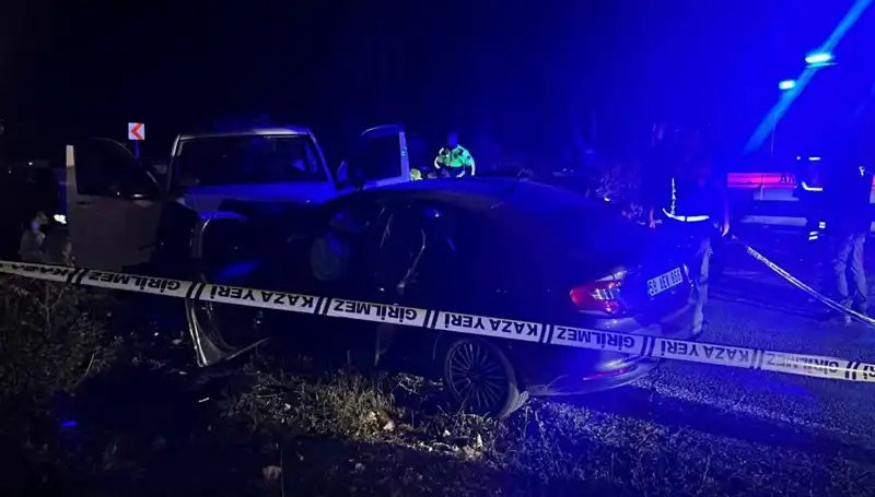 Dehşet Verici Kaza: Minibüs Ters Şeritte Çarpıştı, 1 Ölü, 8 Yaralı