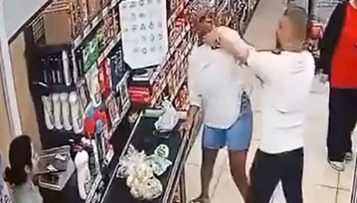 Markette Kasa Sırasında Şok Edici Olay: Çocuğunun Önünde Kadına Saldırı!