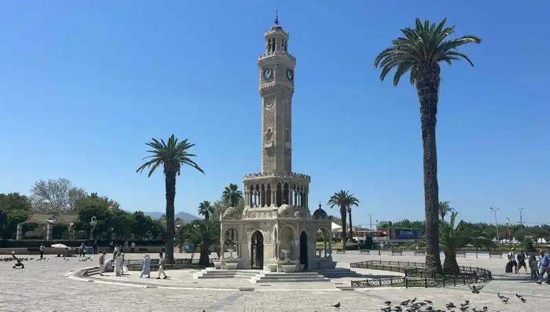 İzmir'de Sıcaklık Rekoru: Meydanlar Terk Edildi, Sıcaklık 42 Dereceye Ulaştı!