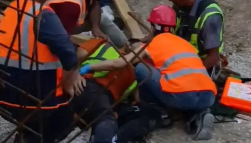 Adana'da İnşaat İşçisi Kaza Geçirdi: Yaralılar Hastaneye Kaldırıldı