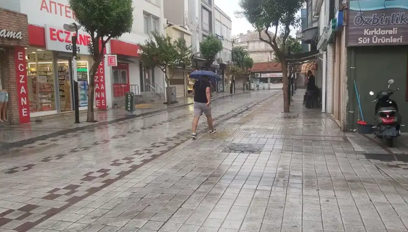 Kırklareli'de Aniden Bastıran Sağanak Yağış, Hayatı Olumsuz Etkiledi