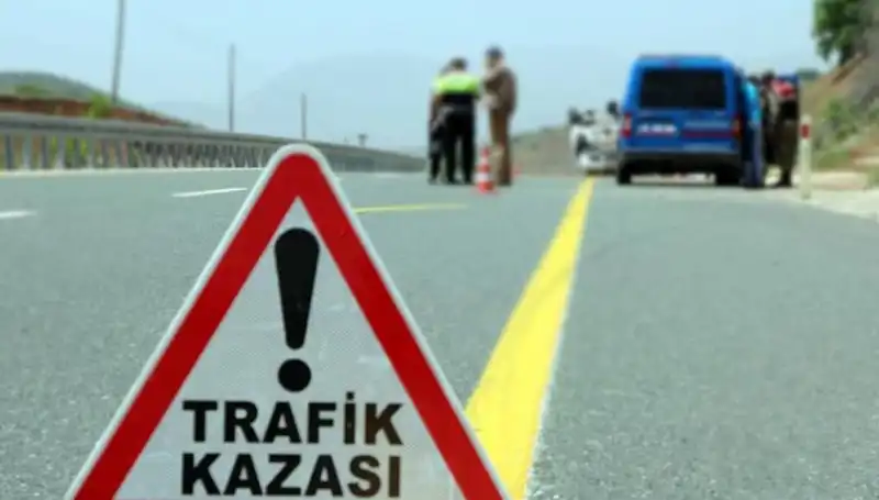 Otomobil ve Hafif Ticari Araç Çarpıştı: 6 Can Kaybı ve Yaralılar