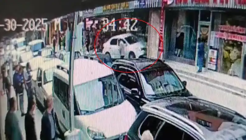 Alkollü Sürücü Mağazaya Daldı, Çocuklar Kılpayı Kurtuldu