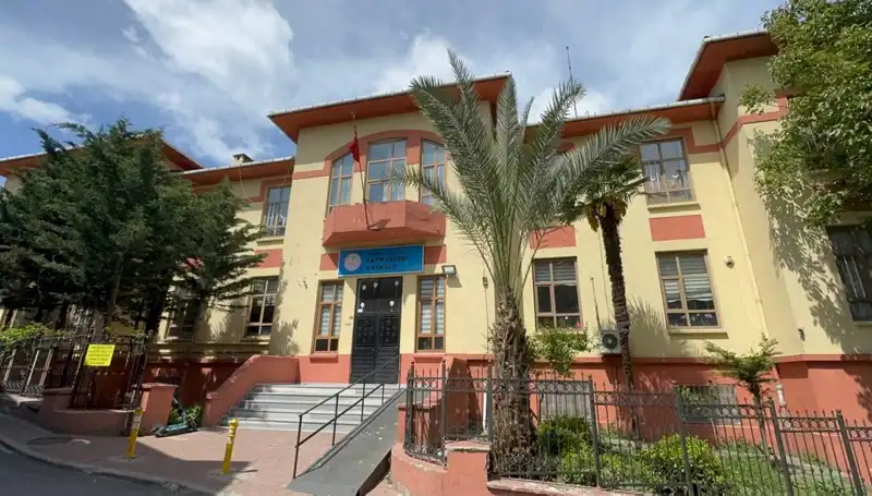 Deprem Koronası: Riskli Okullar Boşaltıldı, Eğitimde Yeni Dönem Başlıyor!