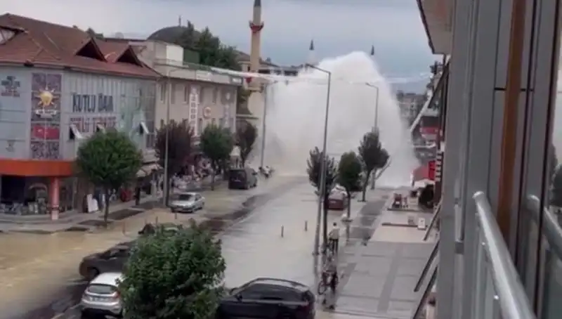 İçme Suyu Hattı Patladı: Şehrin Ortasında Su Fıskırdı!