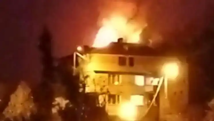 Saman Dolu Çatı Yangını Mahallede Panik Yarattı