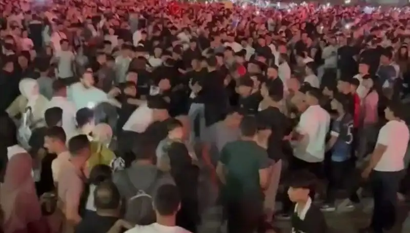 Konser Alanında Bıçaklı Kavga: Üç Genç Yaralı, Panic Ve Kaos Anları