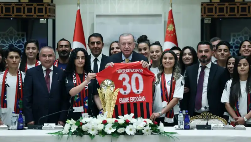Cumhurbaşkanı Erdoğan, Yüksekovaspor Kadın Futbol Takımı'nı Kahramanlar Gibi Ağırladı
